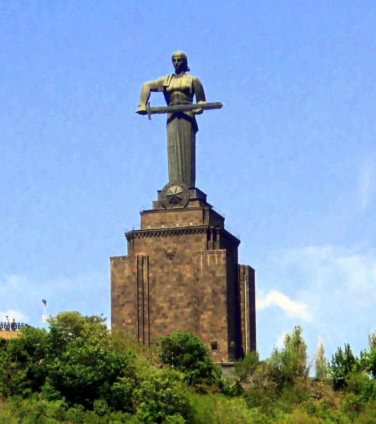 Мама армения. Армения монумент мать армения. Мать армения иджеван. Родина мать ереван. Мать армения памятник в ереване.