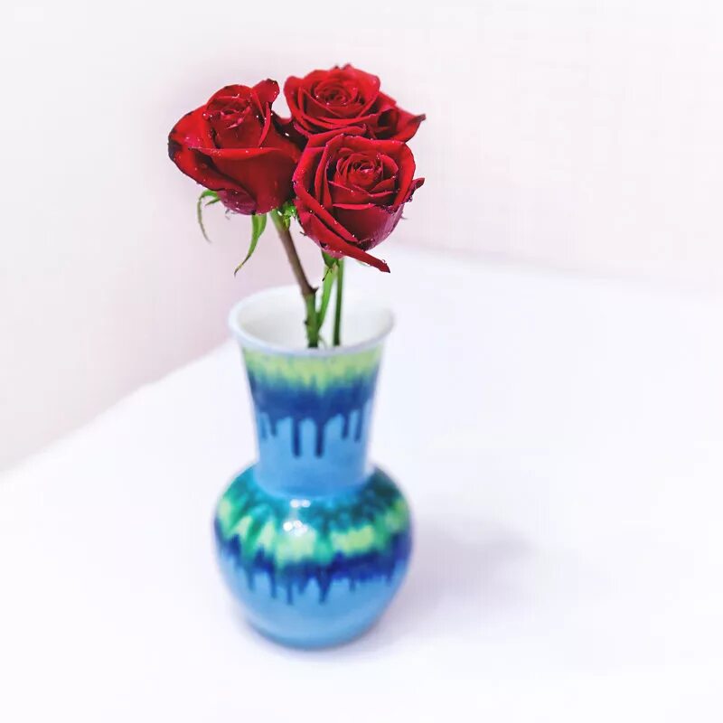 Три розы в вазе. 3 Цветка в вазе. Ваза с розочками. Красная ваза с цветами.