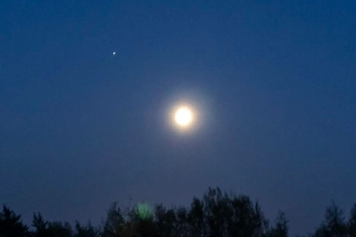 Луна 8 апреля 2024. Звезда рядом с луной. Звезда возле Луны. Луны Юпитера. Юпитер рядом с луной.
