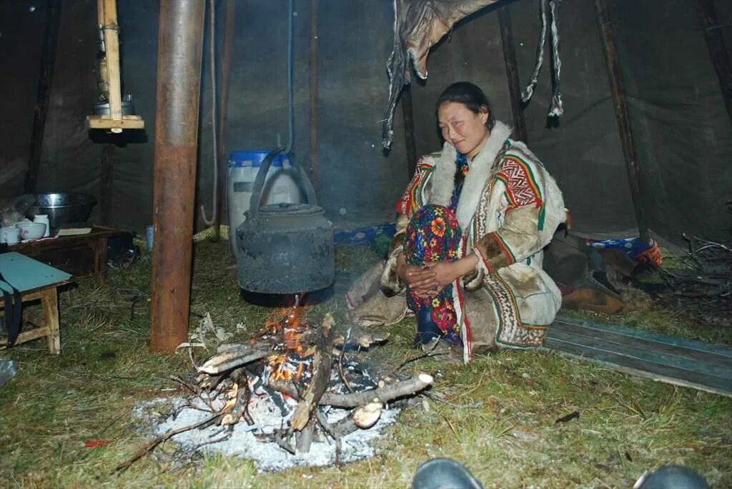 Место для хранения продуктов ханты и манси. Чум Ханты и манси. Чум манси. Чум Ханты и манси внутри. Яранга шамана.