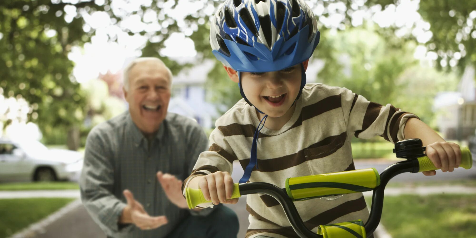 The children ride bikes. Дети с велосипедом. Папа учит кататься на велосипеде. Езда на велосипеде дети. Дети катаются на велосипеде.