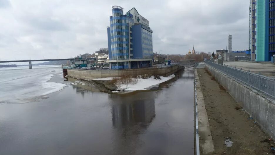 Уровень воды в реке алей. Река Барнаулка в Барнауле. Река Обь Барнаул. Дамба Обь Барнаул. Речной вокзал Барнаул.