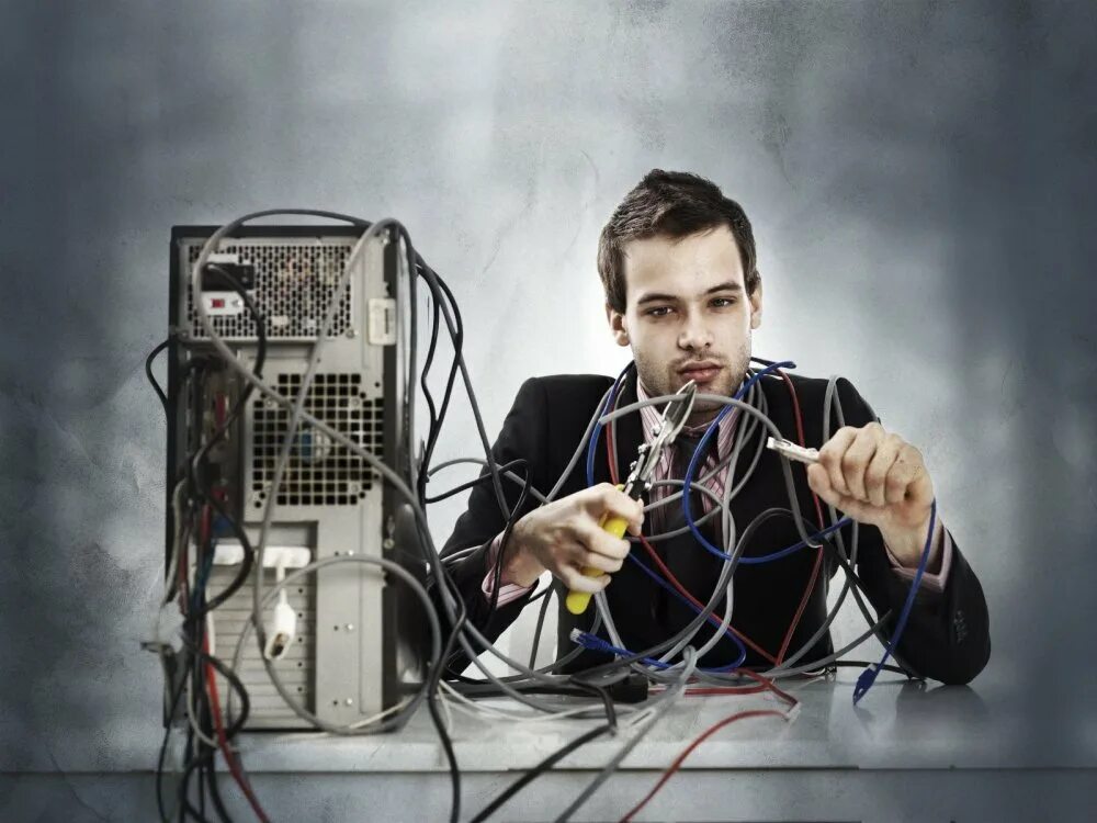 Системный. Системный администратор. Системный администратор. Куча проводов. Системный администратор проблемы.