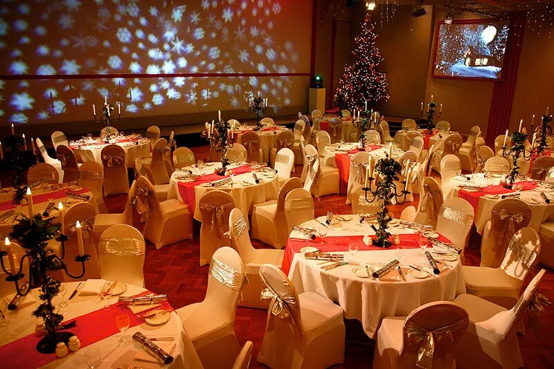 банкетный зал вятка октябрьский проспект 145. новогодний банкет. новогодний зал ресторана. новогодняя сервировка в ресторане. новогодний банкет.