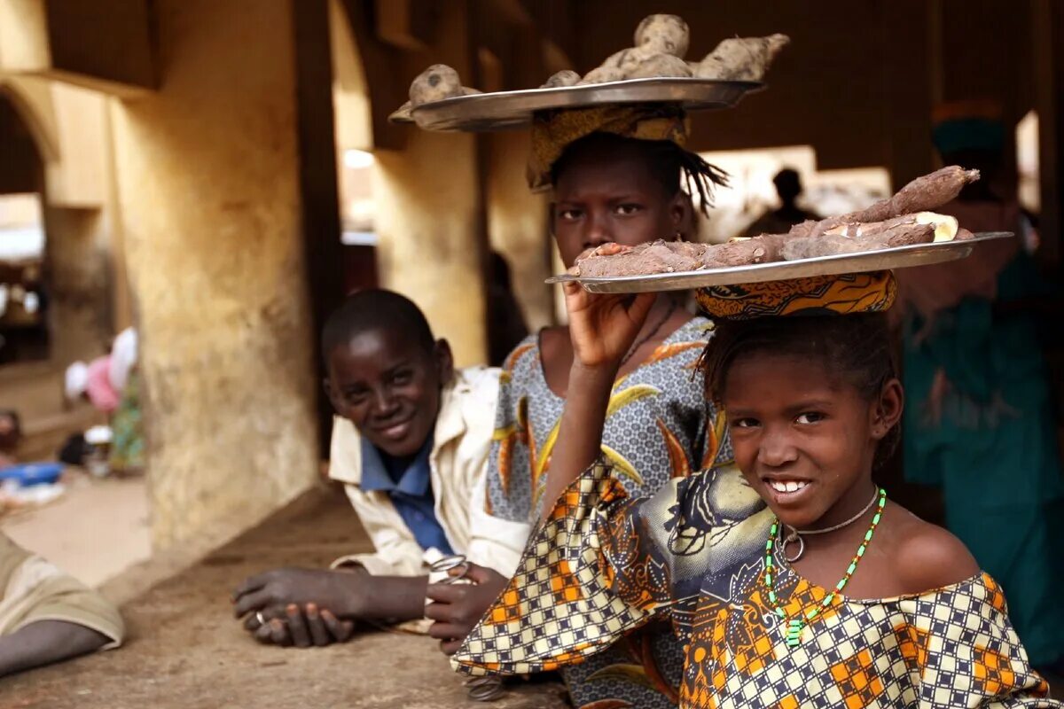 They lives in africa. Праджакты мали. Население Томбукту афика. Мали Африка. Население мали.