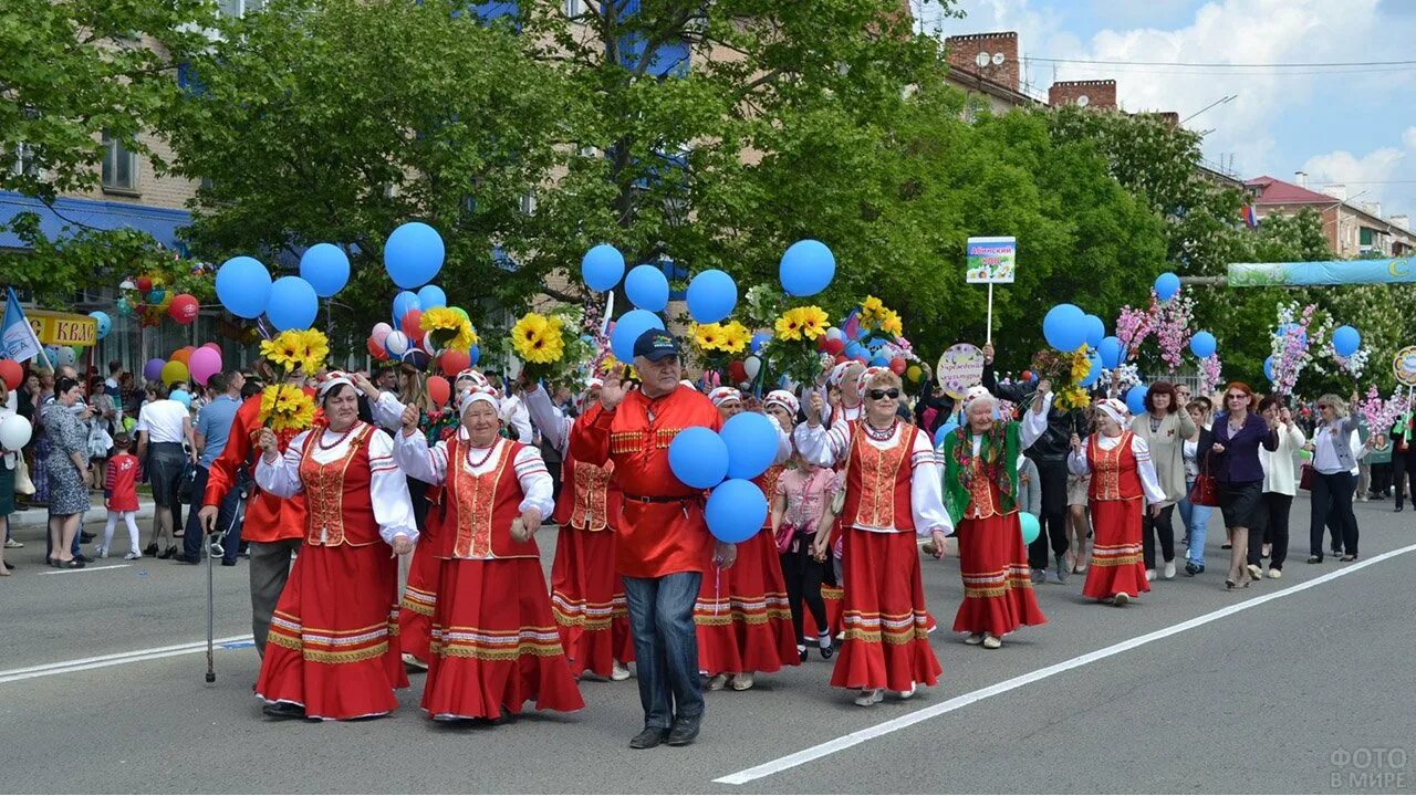 1 мая 46. Казаки на первомайских праздниках. Парад 1 мая в школе. 1 Мая казаки. Праздник поселка Пролетарий Абинского района.