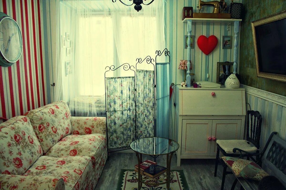 Уют в комнате со старой мебелью. Уют старой квартиры. Комната в бабушкином стиле. Бабушкин интерьер в квартире.