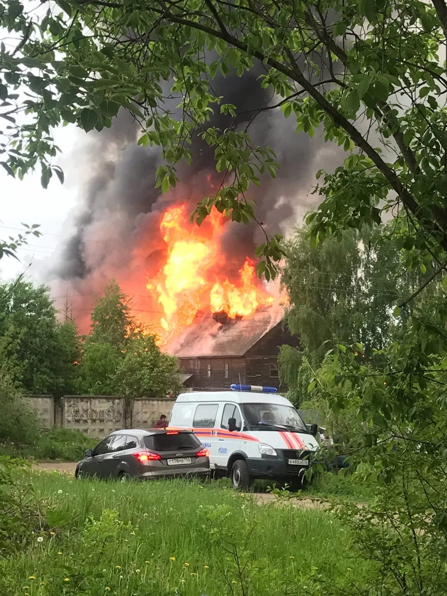 Пожар в гимназии 1. Пожар в новоалексеевке. Пожар в торговом центре ярославле. Пожар в переславле залесском. Обелиск переславль залесский.