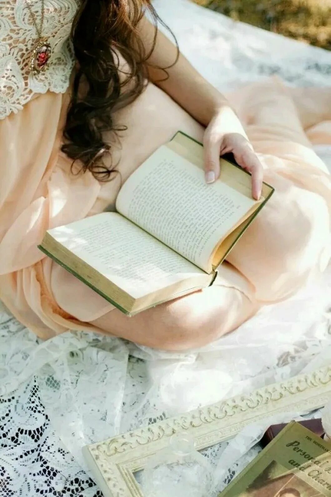 Интересное для чтения женщине. Девушка с книгой. Девушка с книжкой. Женщина читает книгу. Девушка с книгой в руках.