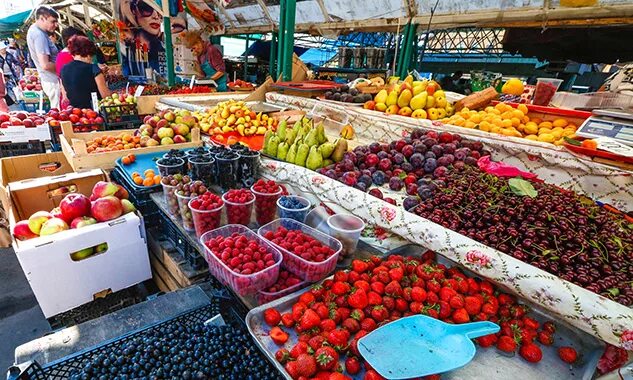 Фрукты на рынке. Продуктовые рынки ростова. На рынке. Рынок привоз ростов на дону. Фрукты крыма.