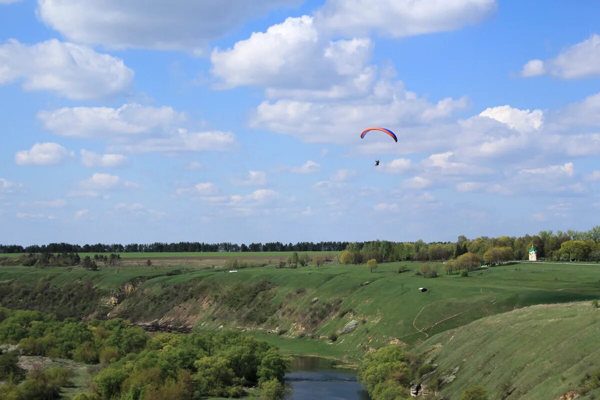 Вяжи орловская область детский скд. Мемориальный комплекс «вяжи», новосильский район. Погода вяжи заверх орловская. Вяжи параплан. Парк ветра вяжи орловская область.