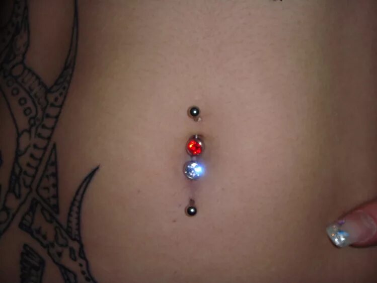 Интимный женскийпирсиег. Интимный пирсинг у женщин. Интимный пирсинг красиво. Сережка в пупок красная. Женский пирсинг кристина.