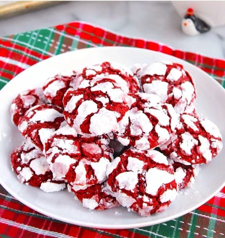 Печенье ред вельвет. Красное печенье. Crinkle cookies. Red Velvet New York cookie Recipe!. Red cookies