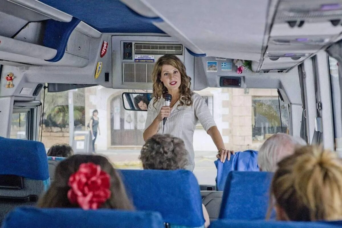Экскурсионные данные. Экскурсовод в автобусе. Экскурсия на автобусе. Гид экскурсовод в автобусе. Автобус турист.
