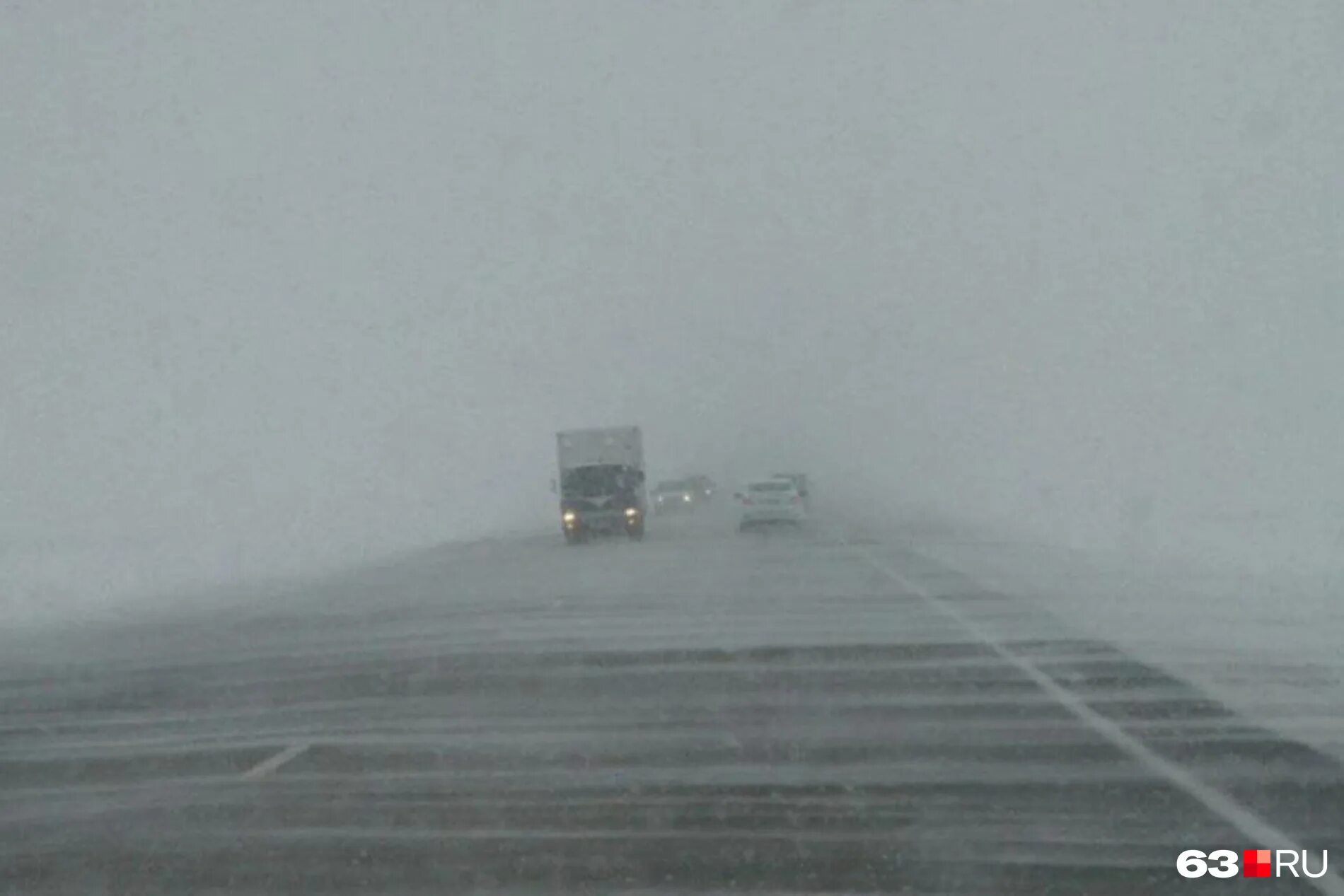 Фуры и трасса м5 балаково. Где закрыта трасса. Дорога рубцовск змеиногорск. Снегопад на трассе а322. Буран на трассе орск оренбург.