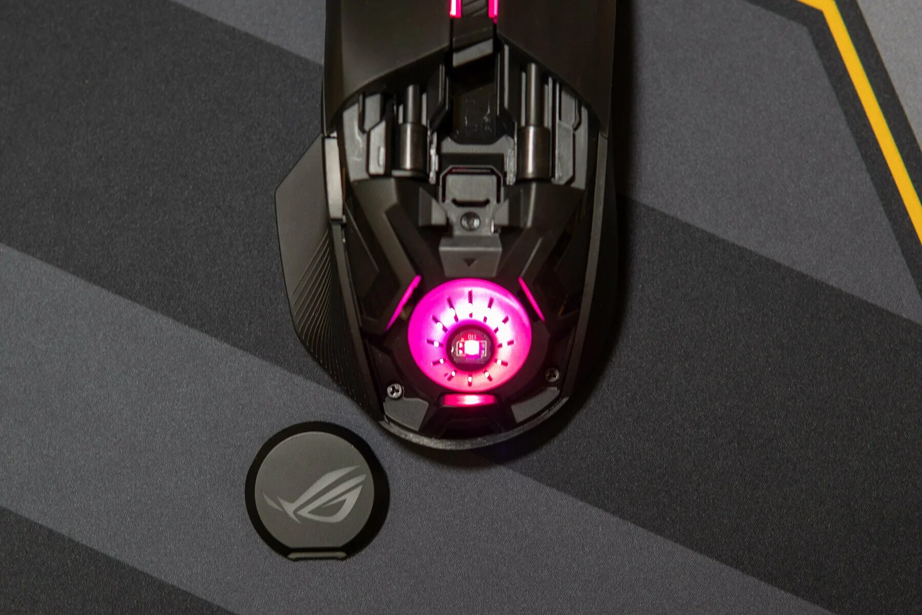 Io by red square игровая мышь беспроводная. ASUS ROG Chakram Core. ASUS ROG Chakram Ergonomic. Игровая мышь с подсветкой на столе. Red Square ergonomica программное обеспечение подсветка для мышки.