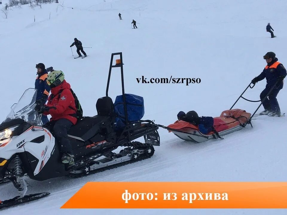 Спасатели на горнолыжном курорте на снегоходах. МЧС на лыжах. Гибель лыжник в Кировске. Эвакуация пострадавшего в горах на лыжах.