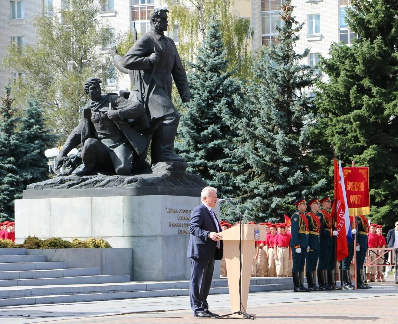 Пл брянск. Площадь Партизан Брянск. Вечный огонь Брянск площадь Партизан. Пл Партизан 1 Брянск. Памятник на площади Партизан в Брянске.