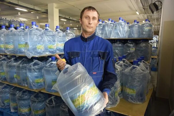 Склад воды. Грузчик на склад воды. Грузчик на доставку воды. Легенда жизни вода Бийск.