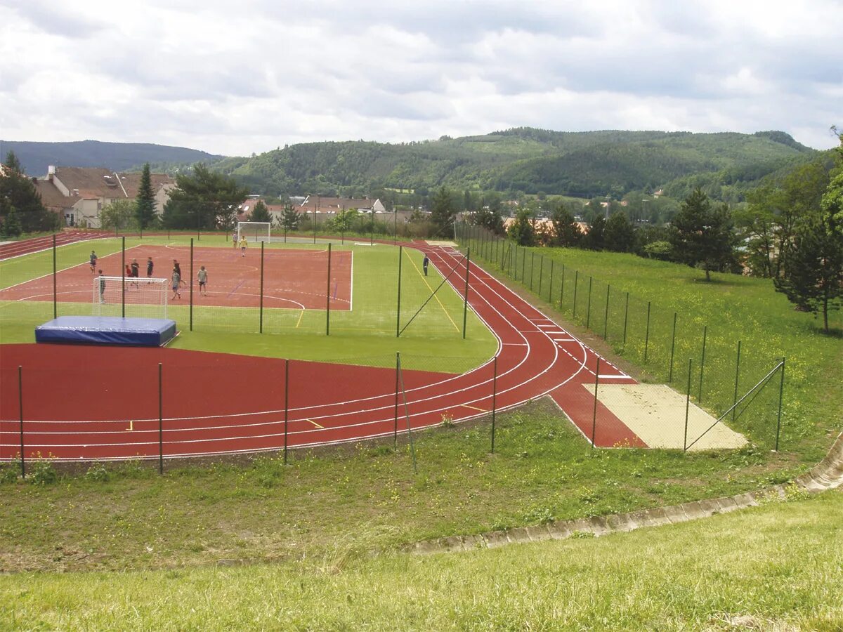 футбольные стадионы с беговыми дорожками. подогрев футбольного поля. футбольное поле с беговой дорожкой. футбольное поле беговая дорожка. дорожка на стадионе.