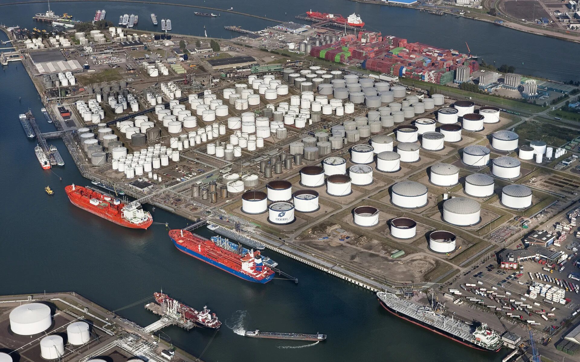 Включи порти. Нефтяной порт Роттердам. Нидерланды порт Роттердам. Нефтеналивной терминал порта Роттердам. Порт Роттердам нефтетанкер.