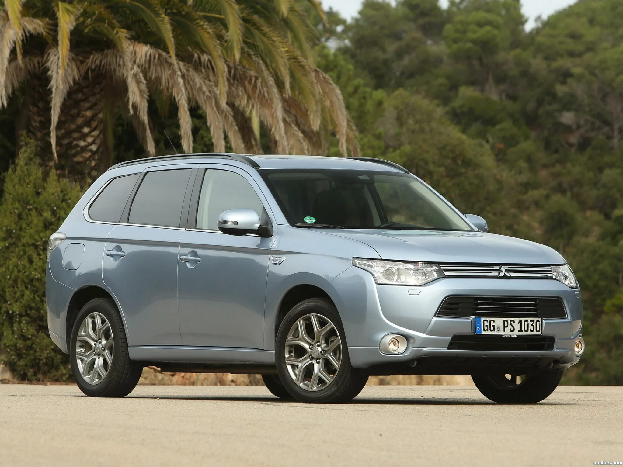 Mitsubishi Outlander 2013. Mitsubishi Outlander PHEV 2013. Мицубиси Аутлендер PHEV. Митсубиши Аутлендер 2013.