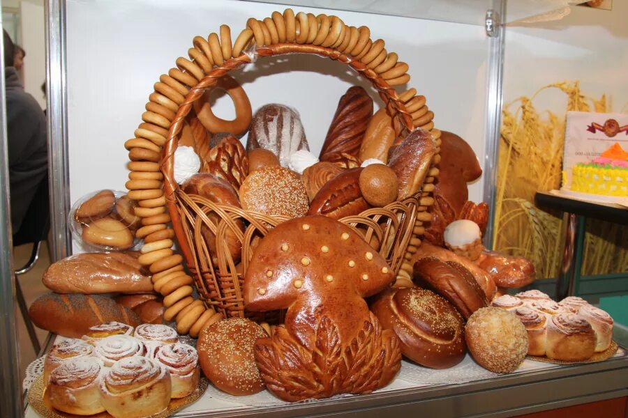 Татарский хлеб. Оформление хлебобулочных изделий. Оформление хлебобулочных изделий. Ишимбайский хлебокомбинат хлеб. Ассортимент хлеба и хлебобулочных изделий в пекарне.