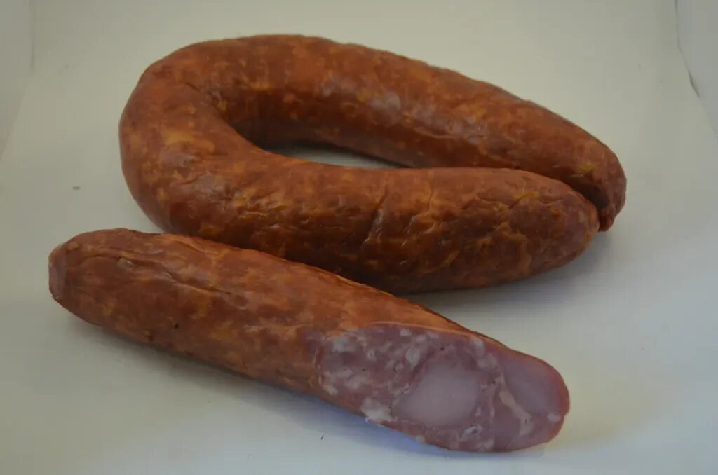 Колбаса копченая краковская. Колбаса краковская копченая. Краковская сырокопченая колбаса. Колбаса полукопчёная «краковская». Колбаса полукопченая краковская.