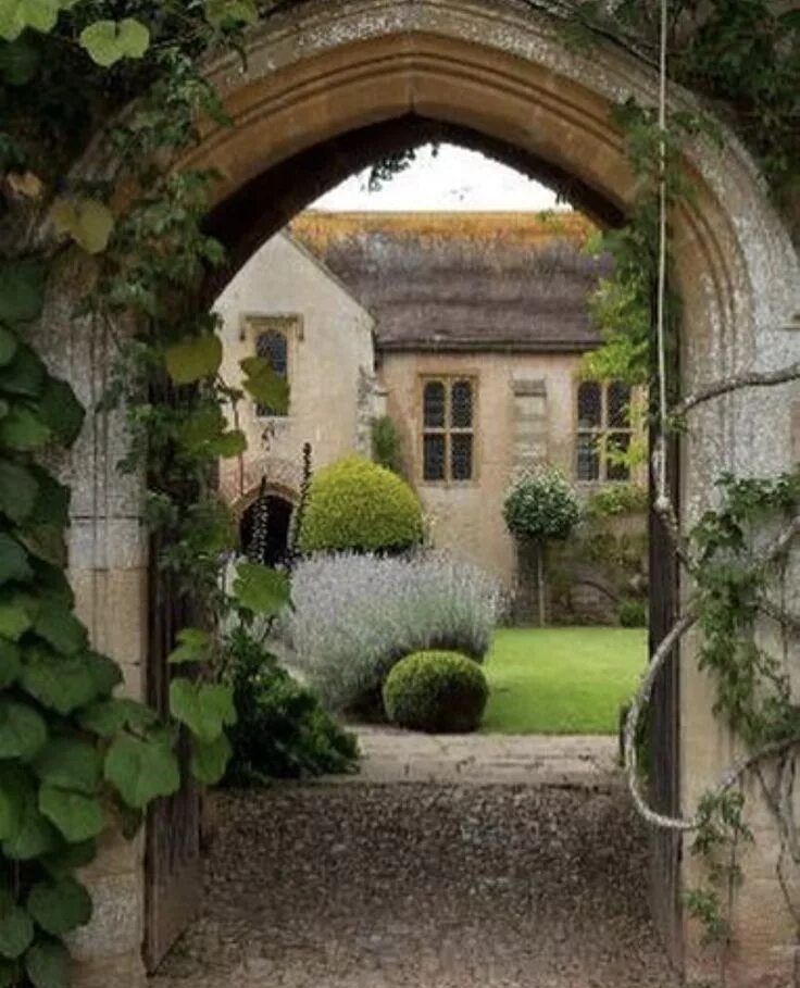 Ворота усадьбы. За воротами поместья оникс ридж. За воротами поместья оникс ридж. Ворота усадьбы англия. Забор в замковом стиле.