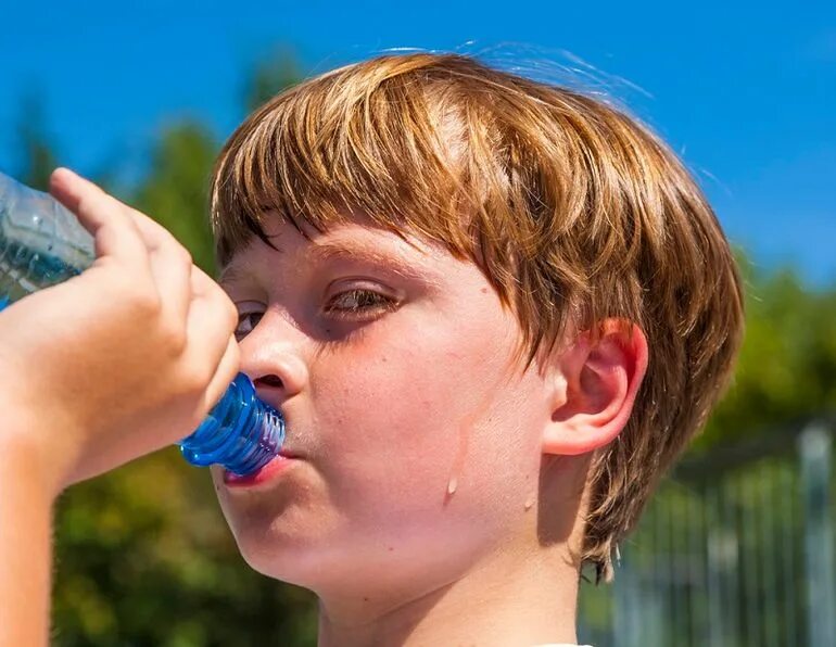 Потный подросток. Тепловой и солнечный удар у детей. Ребенку жарко голове. Лето дети в панамках. Лето жара дети.