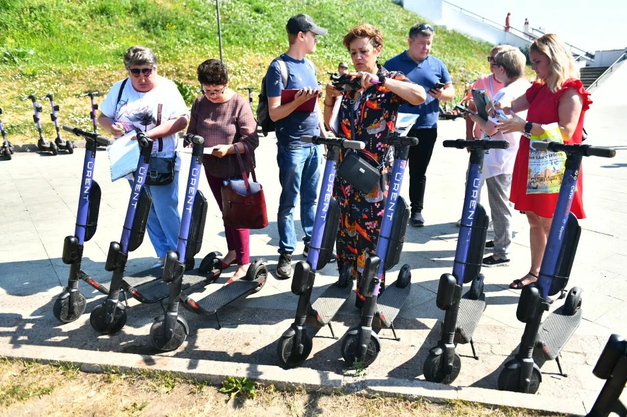 Самокат ярославль работа. Самокат напрокат ярославль. Самокат в мусорке. Самокат ярославль работа. Парковка для самокатов.