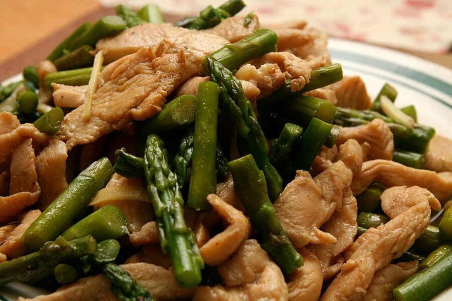 Спаржа с грибами. Спаржа жареная с грибами. Салат из соевой спаржи с грибами. Спаржа жареная с грибами. Соте из спаржи.