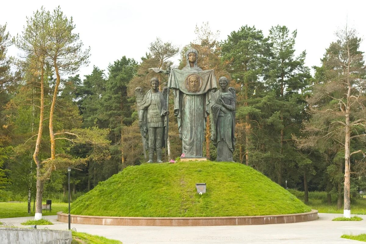 Памятник в поселке снегири. Снегири мемориальный комплекс рубеж славы. Снегири Истринский район мемориал. Мемориальный комплекс рубеж славы на Волоколамском шоссе. Мемориал рубеж Ленино-Снегиревский.