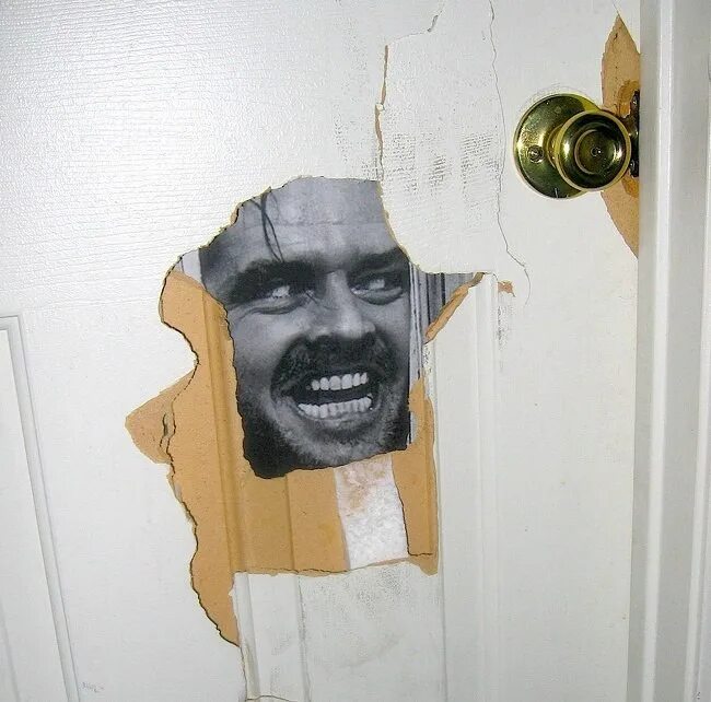 Не закрыла дверь в ванную. Смешные двери. Смешная дверь в туалет. Входная дверь прикол. Приколы на дверь туалета.