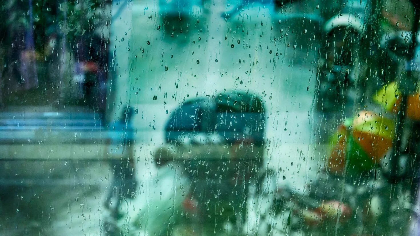 Песня по стеклу дождями. Дождь абстракция. Капли дождя на стекле. Дождь капает. Дождь вертикальные.