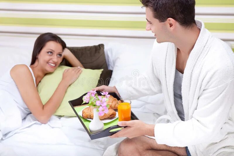 Жена принесла мужу видео. Муж приносит завтрак в постель. Мужчина приносит еду в постель. Мужчина в возрасте с завтраком в постель. Женщина принесла завтрак мужчине.