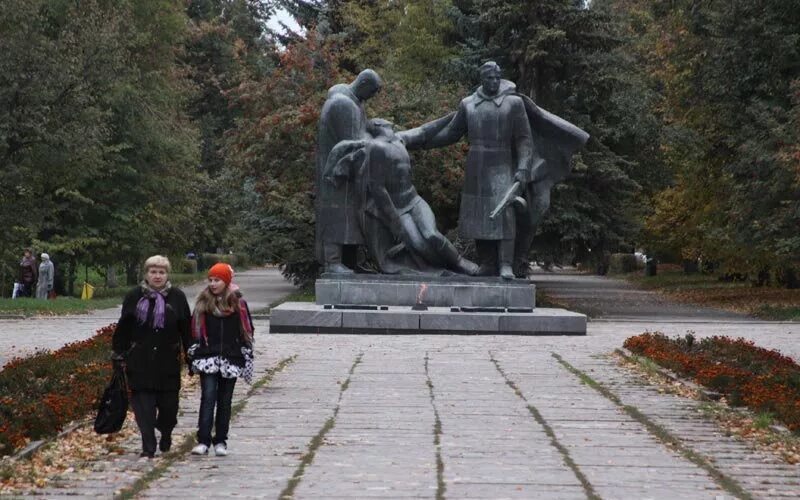 новомосковск тульской области улица монумент вечной славы. памятник трем солдатам новомосковск. памятник вечной славы новомосковск. монумент вечной славы значение. монумент вечной славы новомосковск история.