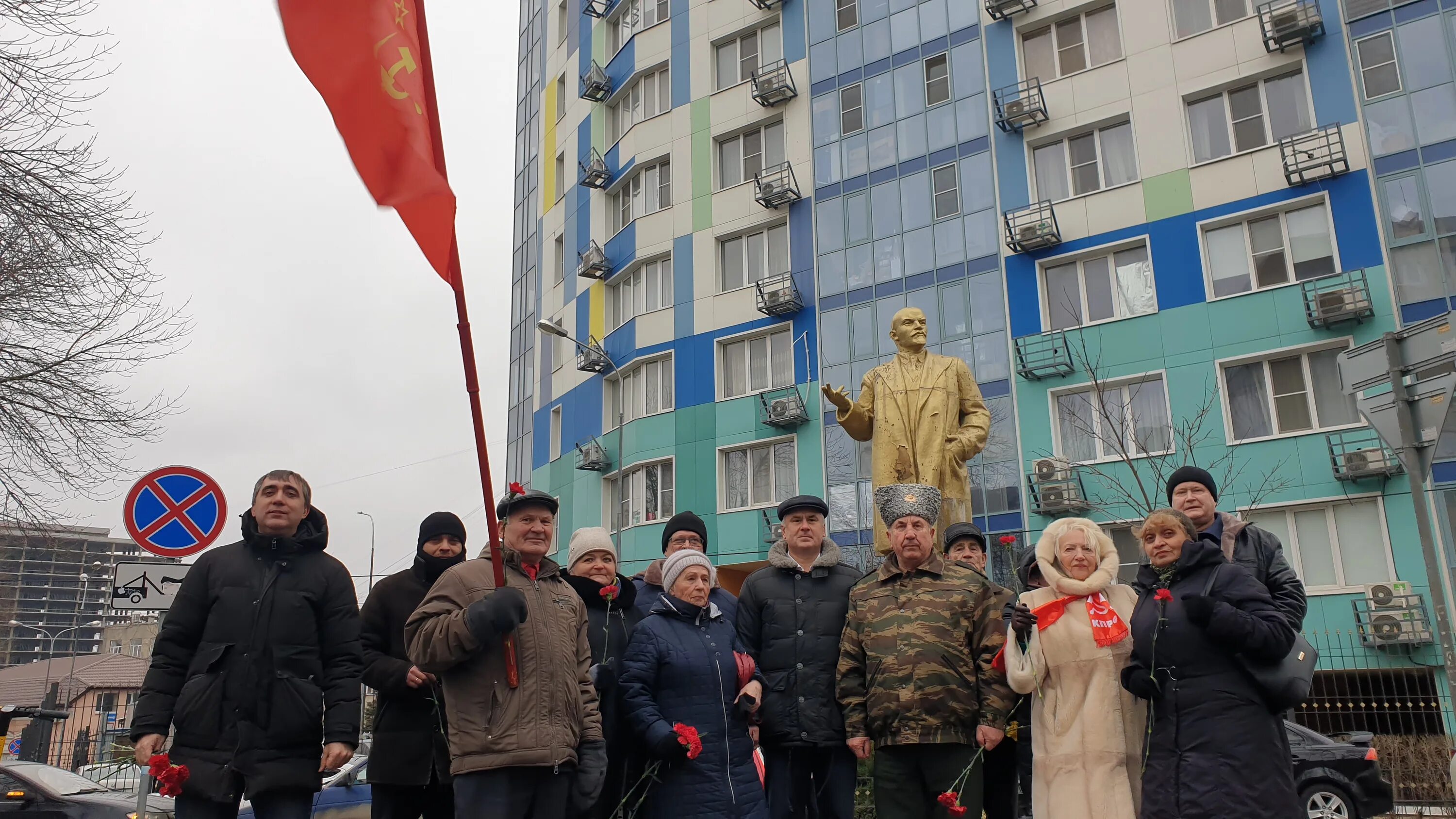 Бюст ленина памятник. Ленин новости сегодня. Кпрф ярославль. Ленин новости сегодня. Ленин на митинге.