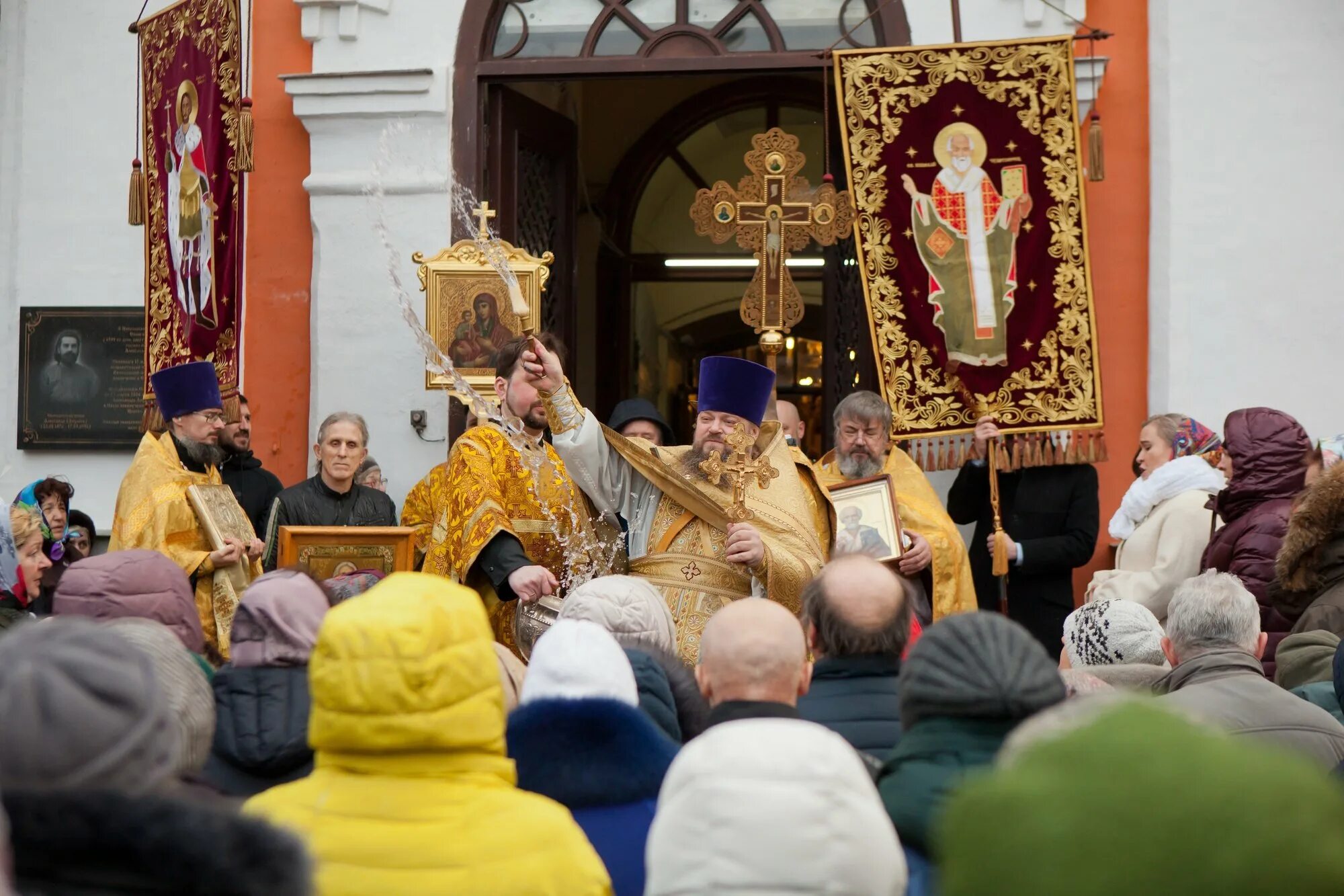 Храм в Солнечногорске. Никольский храм Солнечногорск. Никольский храм Солнечногорск настоятель. Никольская Церковь Солнечногорск батюшка. Никольское солнечногорский