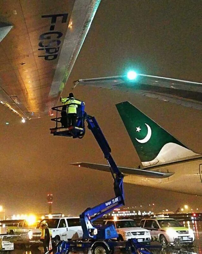 Столкнулись два пассажирских самолета. Аэропорт торонто пирсон. Аэропорт самолёты столкнулись. Столкнулись два пассажирских самолета. Столкновение над боденским озером.