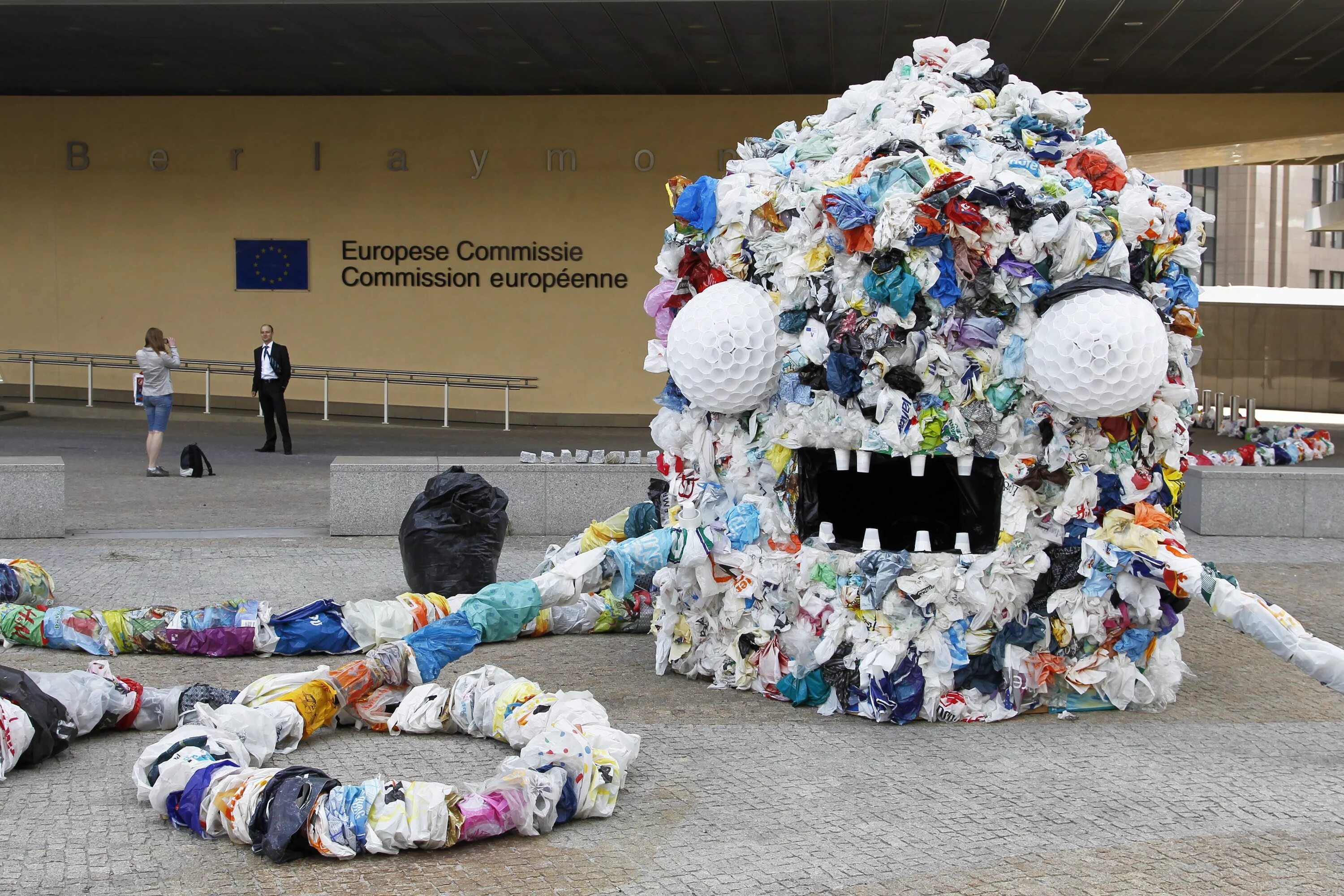 мусорное искусство поделки. скульптуры из мусора. арт объект из мусора. инсталляция из мусора. арт объект из мусора.