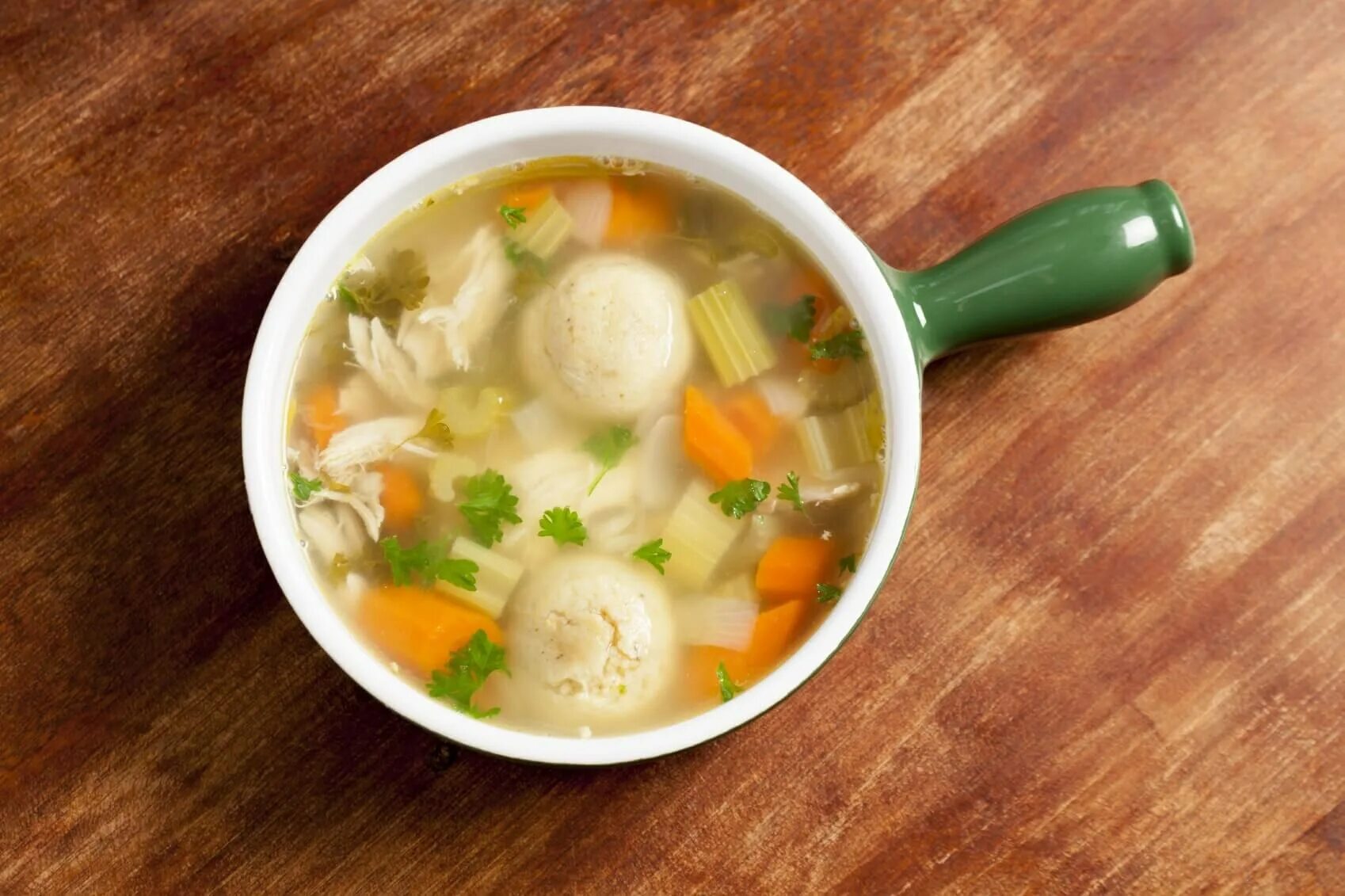 Суп шаре. Маца-бол-суп. Суп с сырными шариками. Куриный суп с сырными клецками. Суп с сырными рулетиками.