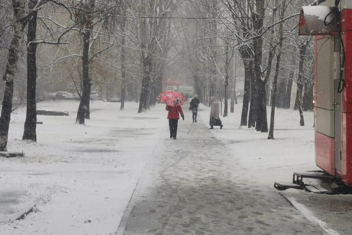 Снег в хабаровске сегодня. Снег в хабаровске. Снегопад в хабаровске. Снегопад в городе. Циклон в хабаровске.