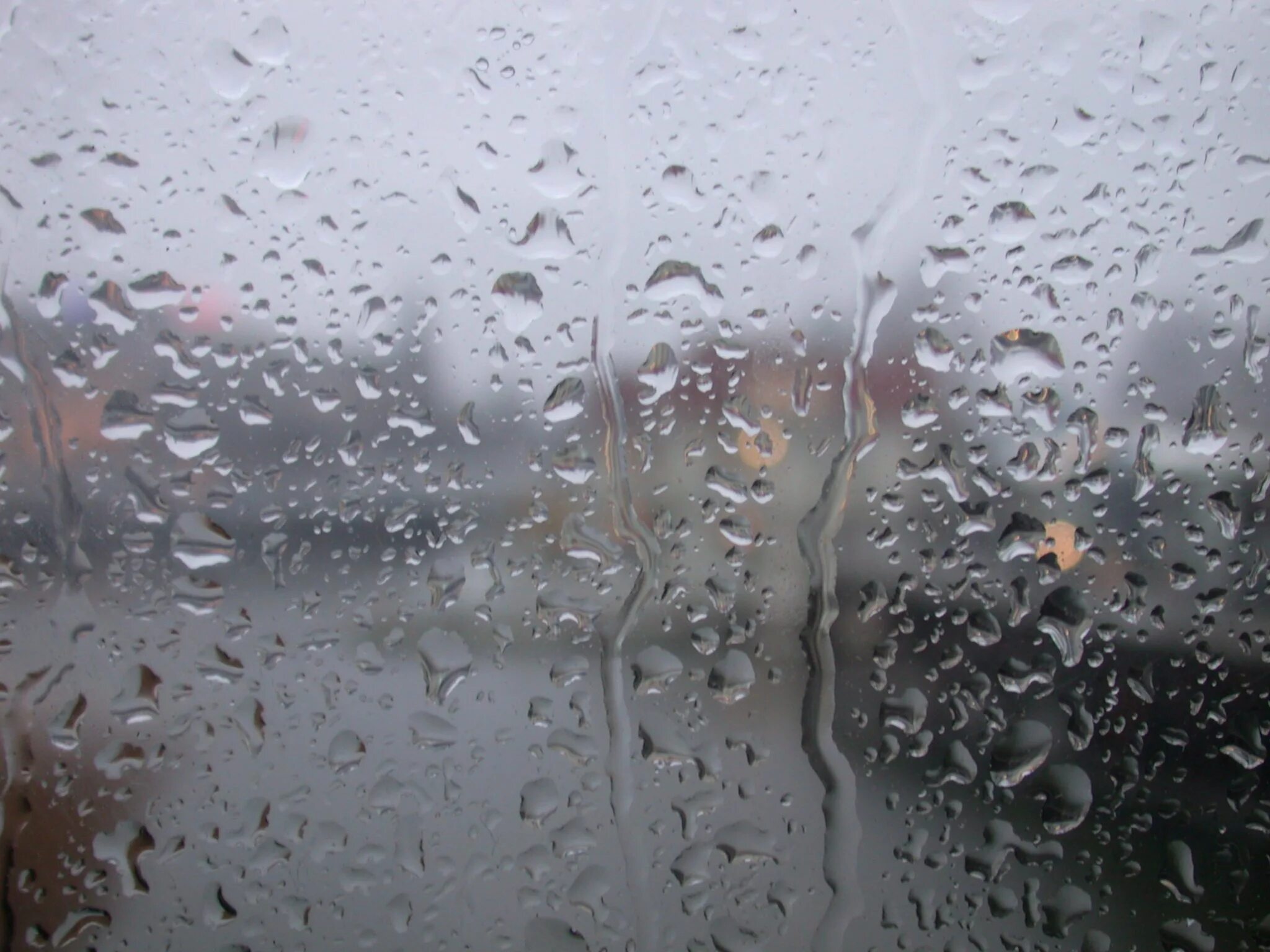 Дождь на окнах слова. Капли дождя. Дождь в окне. Капли на стекле. Дождевые капли на стекле.