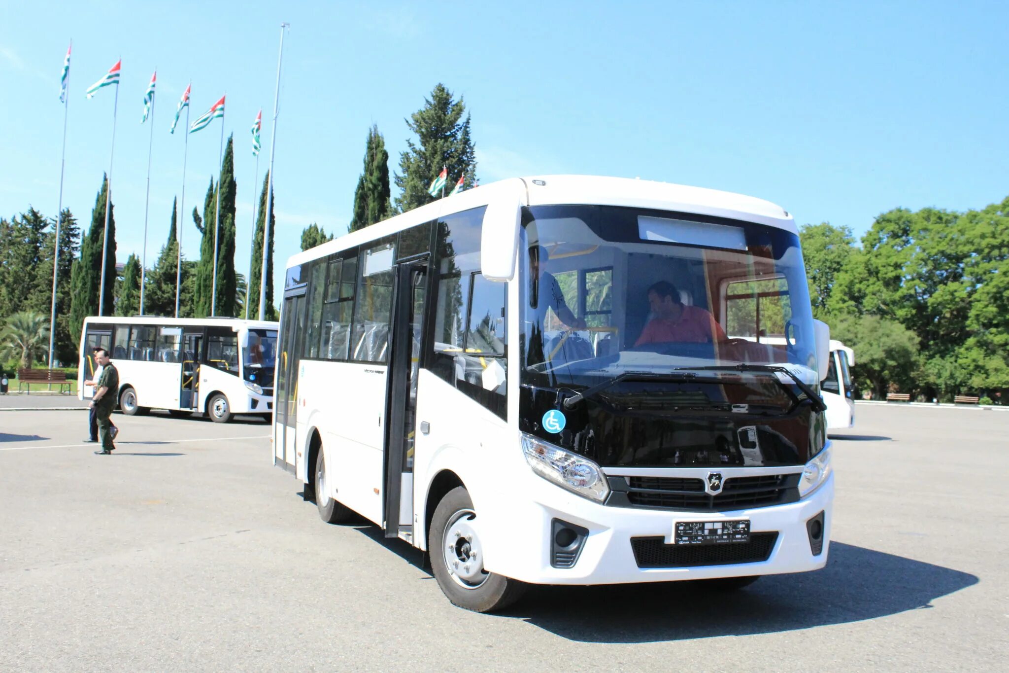 Автобусы сухуми. Автобусы Абхазии. ПАЗ автобус в а Абхазии. Маршрутка в Абхазии. Общественный транспорт Абхазии.