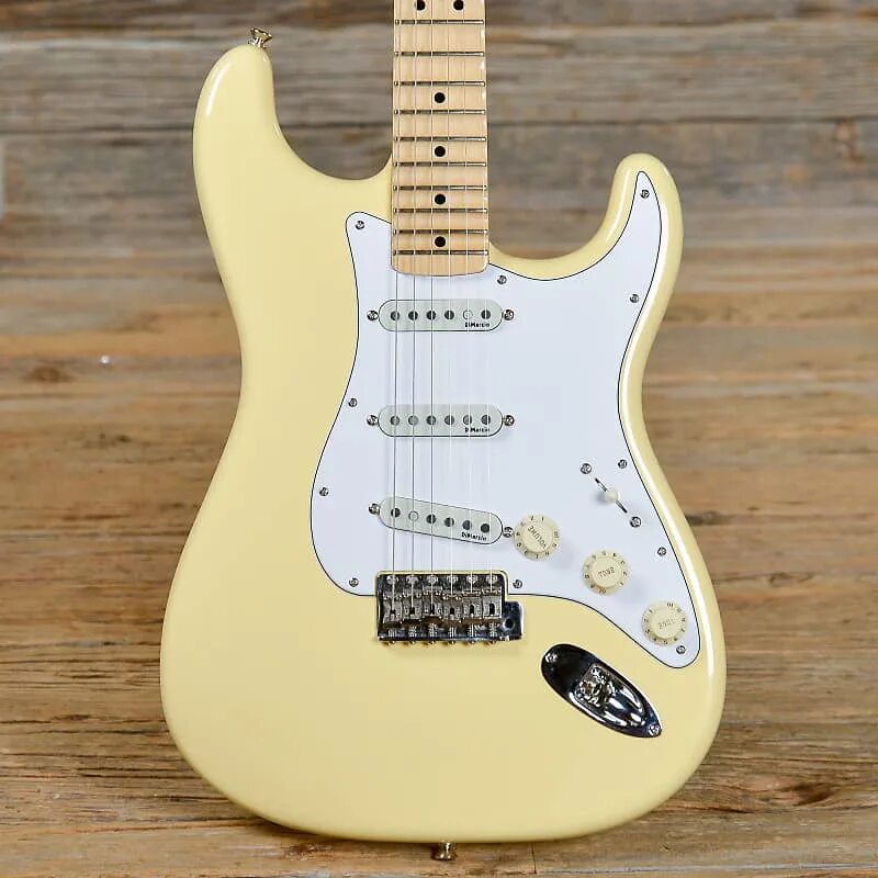 Bullet stratocaster. Fender Stratocaster белый. Гитара Fender Stratocaster белая. Fender Squier Bullet белый. Squier Bullet Strat HSS.