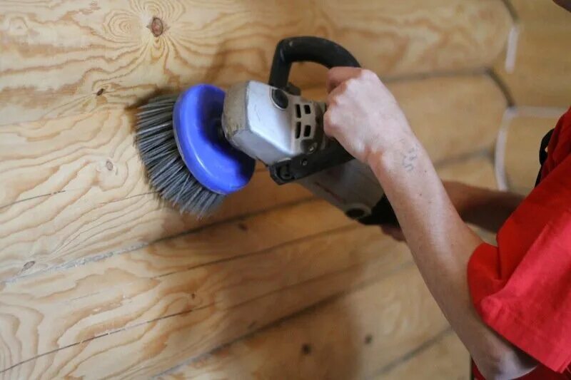 Шлифовка бани. Браширование древесины блок Хаус. Шлифовка деревянных стен. Шлифование деревянных поверхностей. Инструмент для шлифовки сруба.