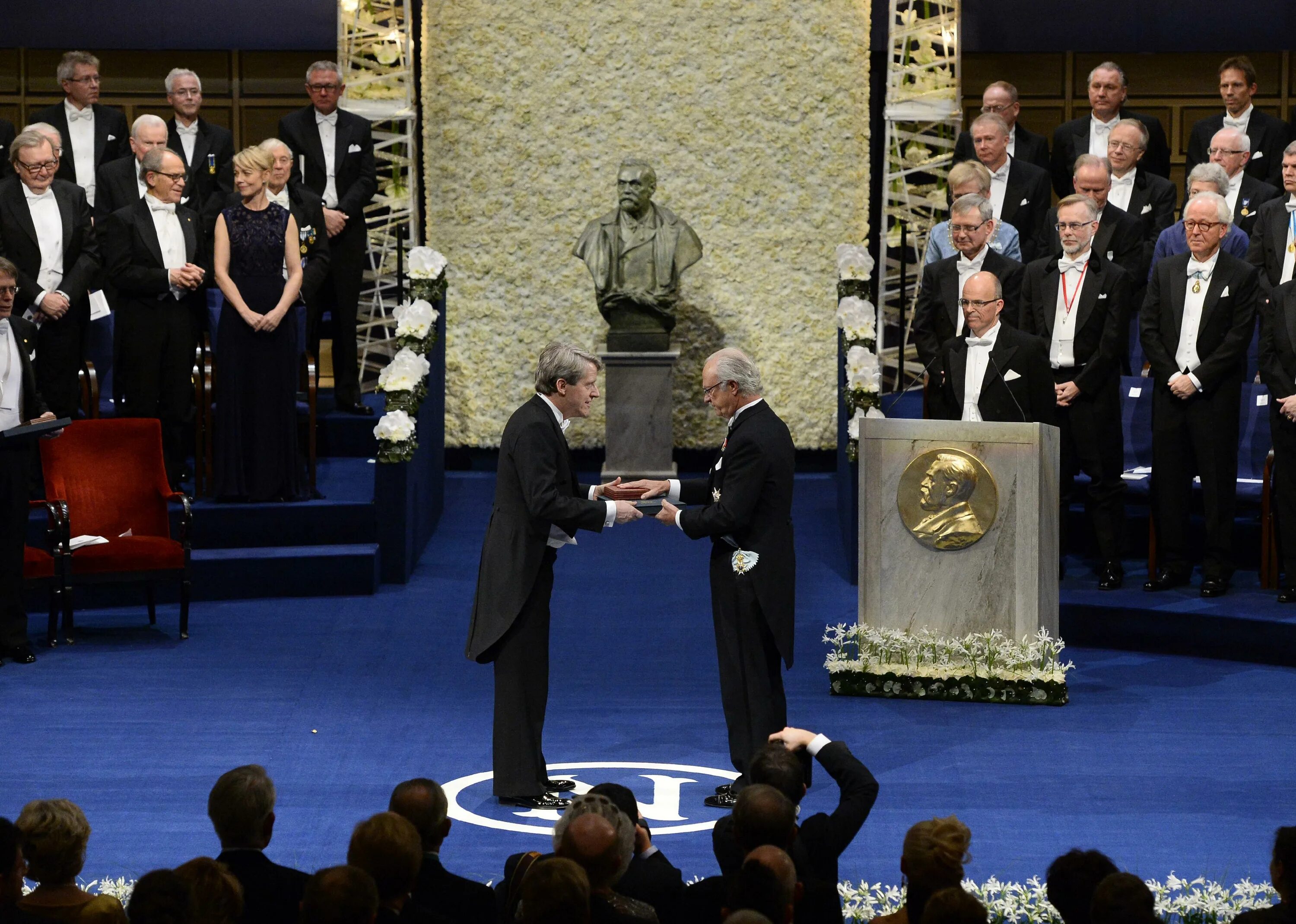 Нобелевская премия 2024. Нобелевская церемония 2008. Король Швеции на вручении Нобелевской премии.