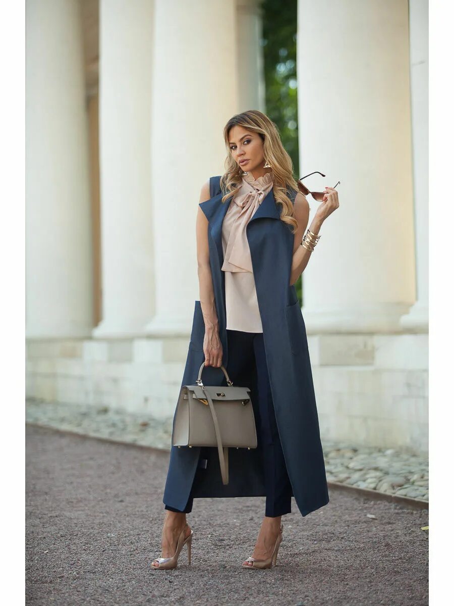 модные образы с жилетами. короткая жилетка. платье с жилетом удлиненным. платье с кожаным жилетом. носить жилет с платьем.