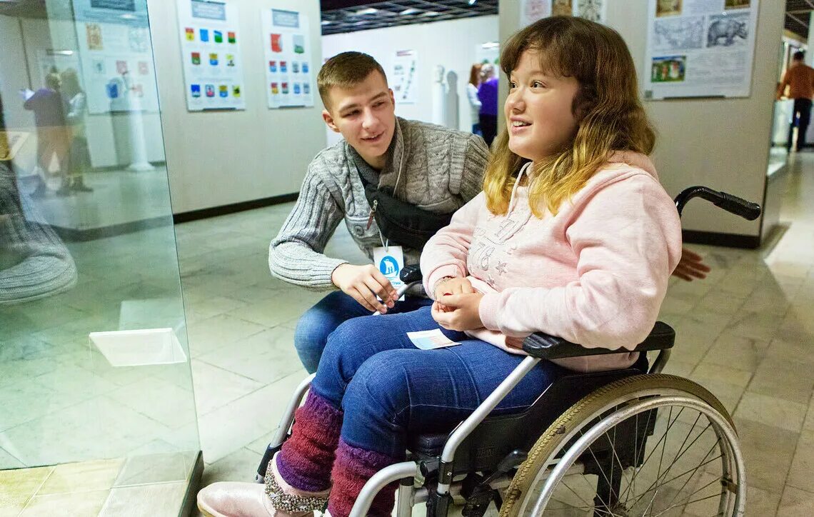 Доброволец инвалид. Благотворительный фонд гольфстрим. благотворительность детям. инклюзивное волонтерство фото. фото волонтеры с детьми инвалидами.